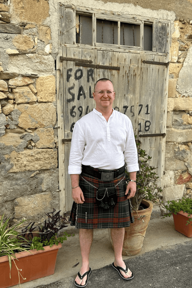 8 yard kilt  
traditional Scottish kilt  
tartan kilt  
men's Highland kilt  
Scottish dress for men  
formal kilt wear  
wedding kilt  
clan tartan kilt  
kilt for events  
Scottish kilt outfit  